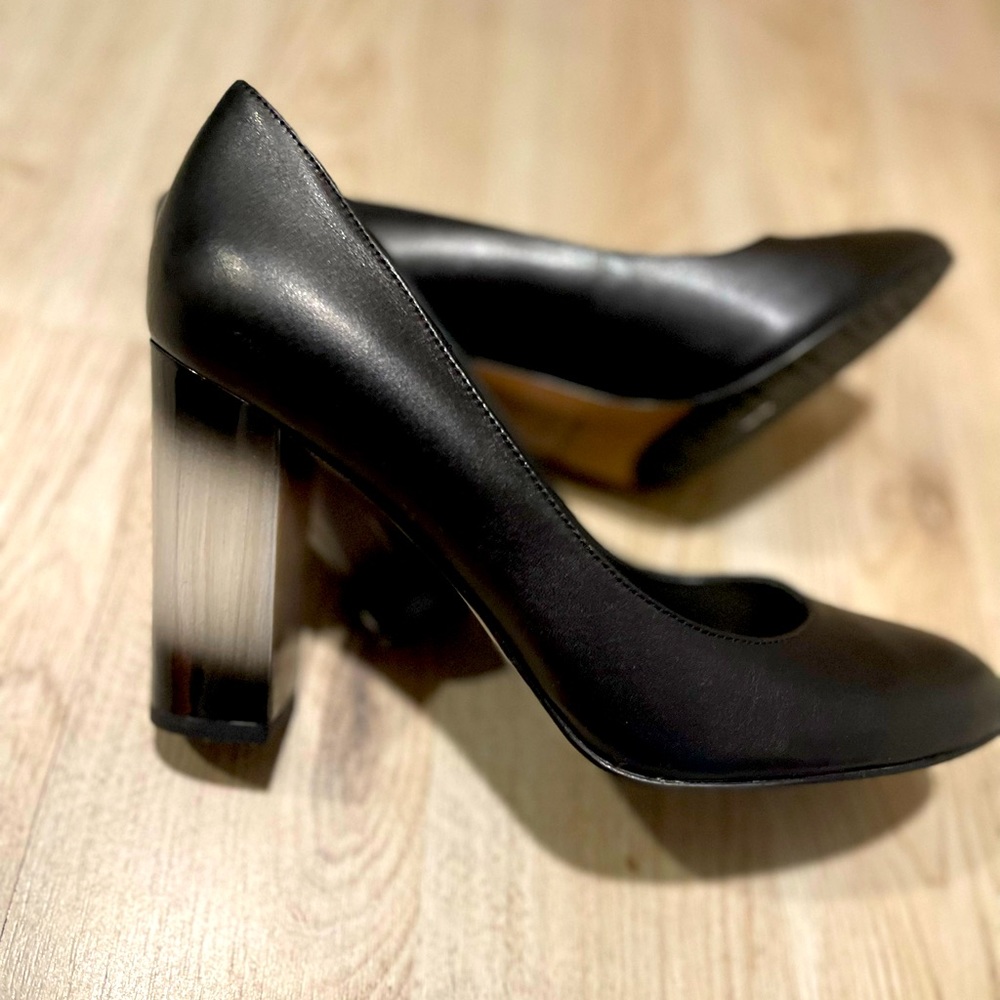 Donald J Pliner “Stone” Heel Punp